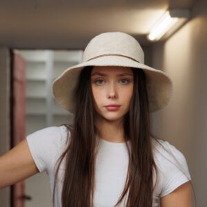 21s 0625 medium brim hat with straw tie