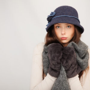 18 801 faux fur mittens