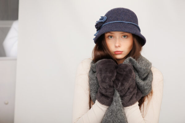 18 801 faux fur mittens