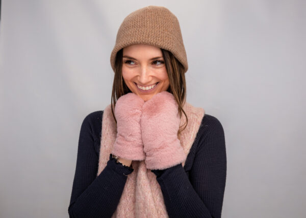 18 801 faux fur mittens